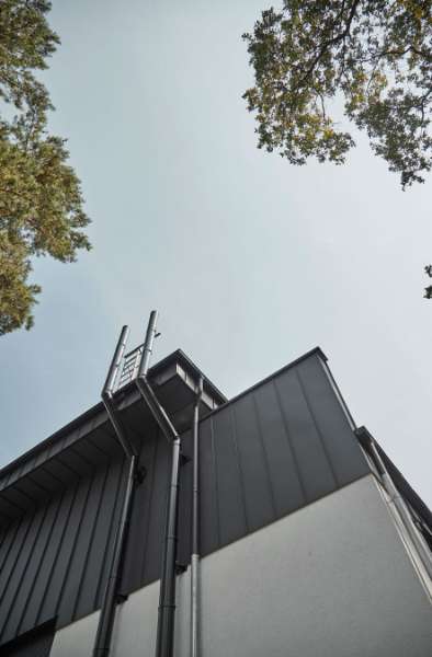 Berliner Vorstadthaus mit DS Nordic Klickfalz an Fassade und auf dem Dach, Haydnallee 71, 14612 Falkensee